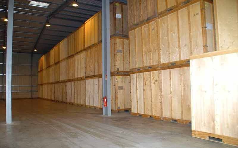 Entrepôt garde-meubles avec caisses en bois